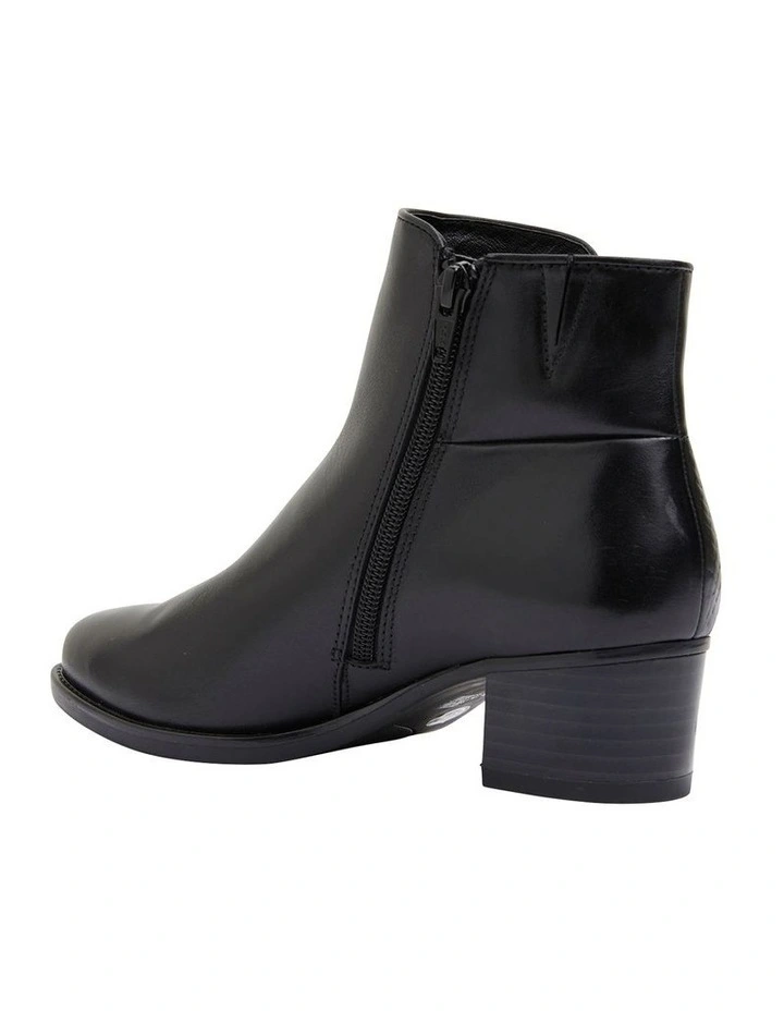 Dapper Black Glove Boots