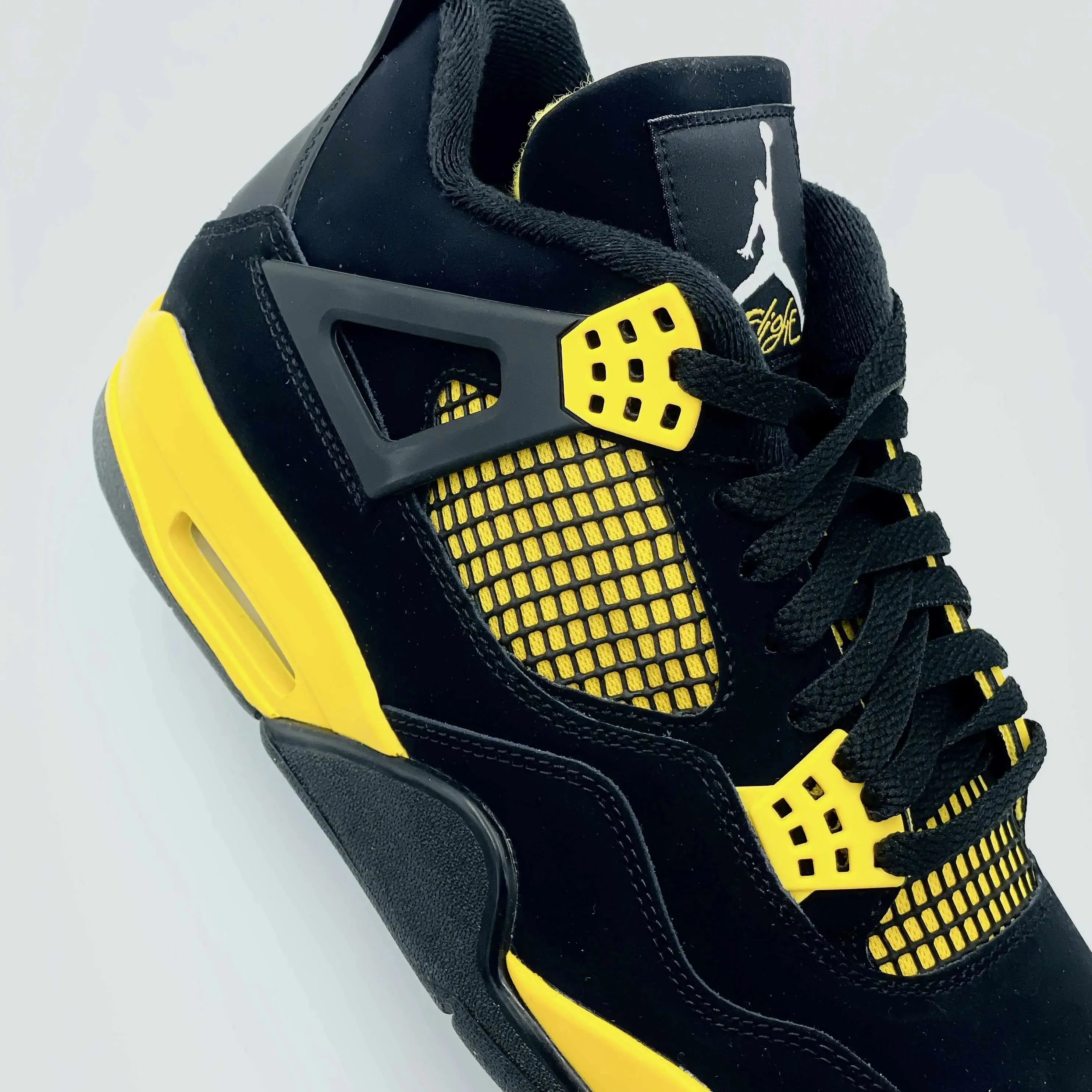 Jordan 4 Retro Thunder (2023)