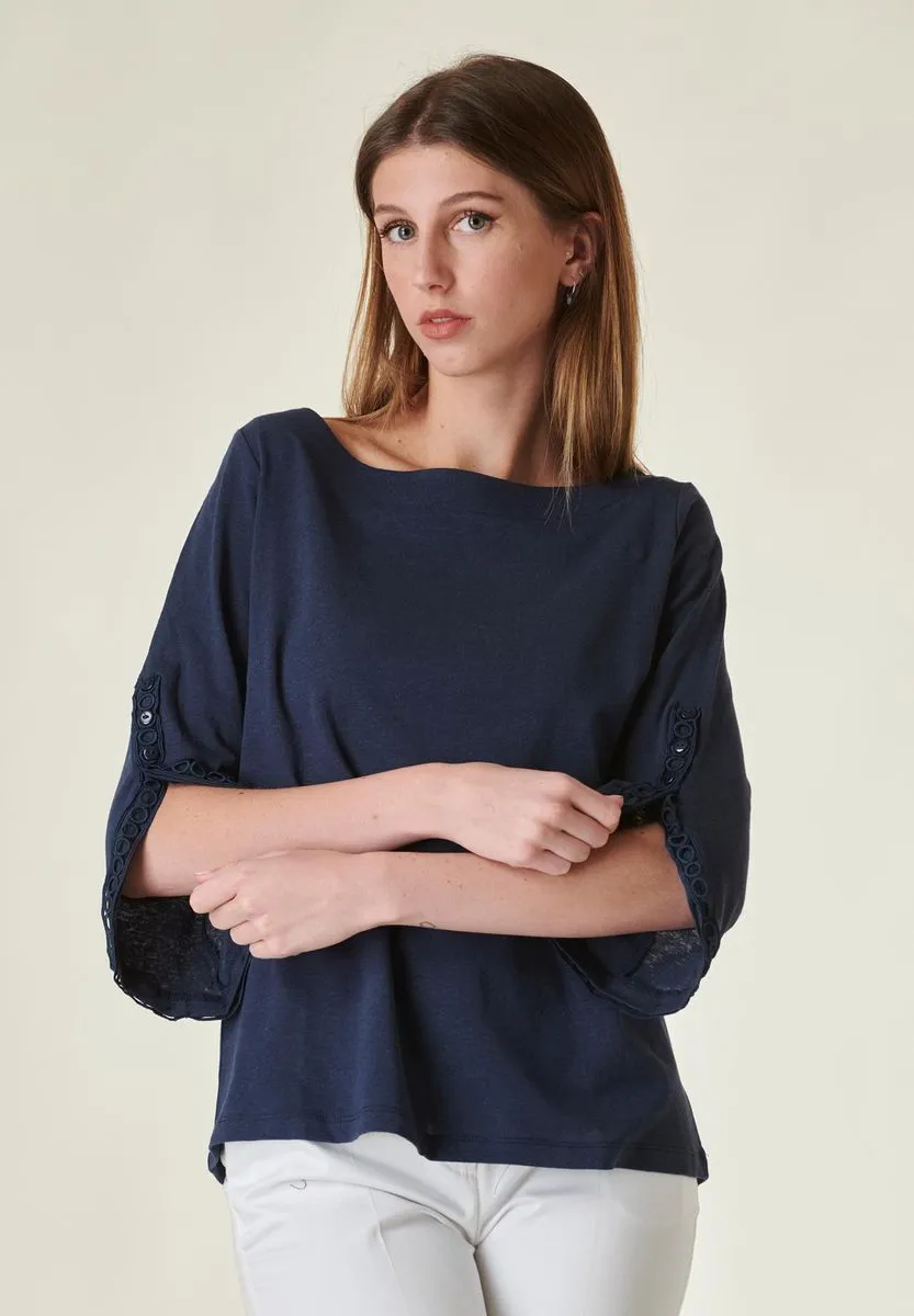 T-shirt blu pizzo su maniche stondate