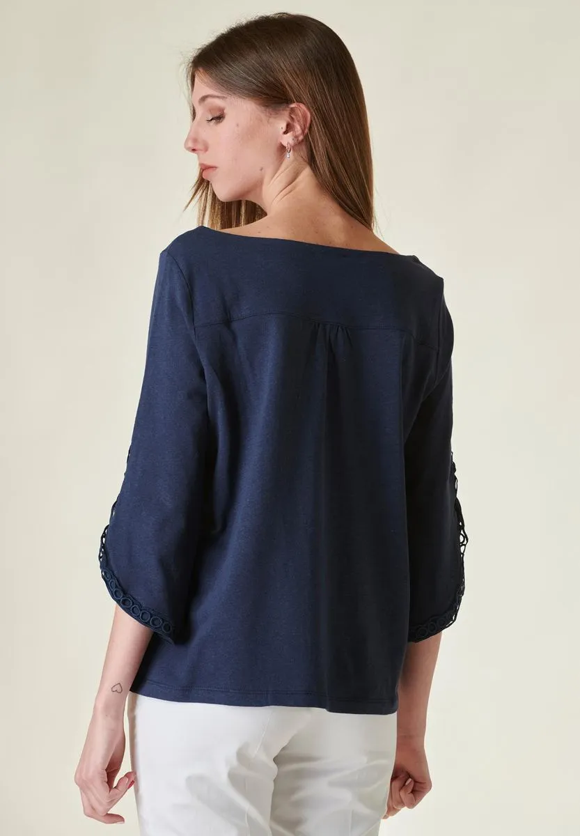 T-shirt blu pizzo su maniche stondate