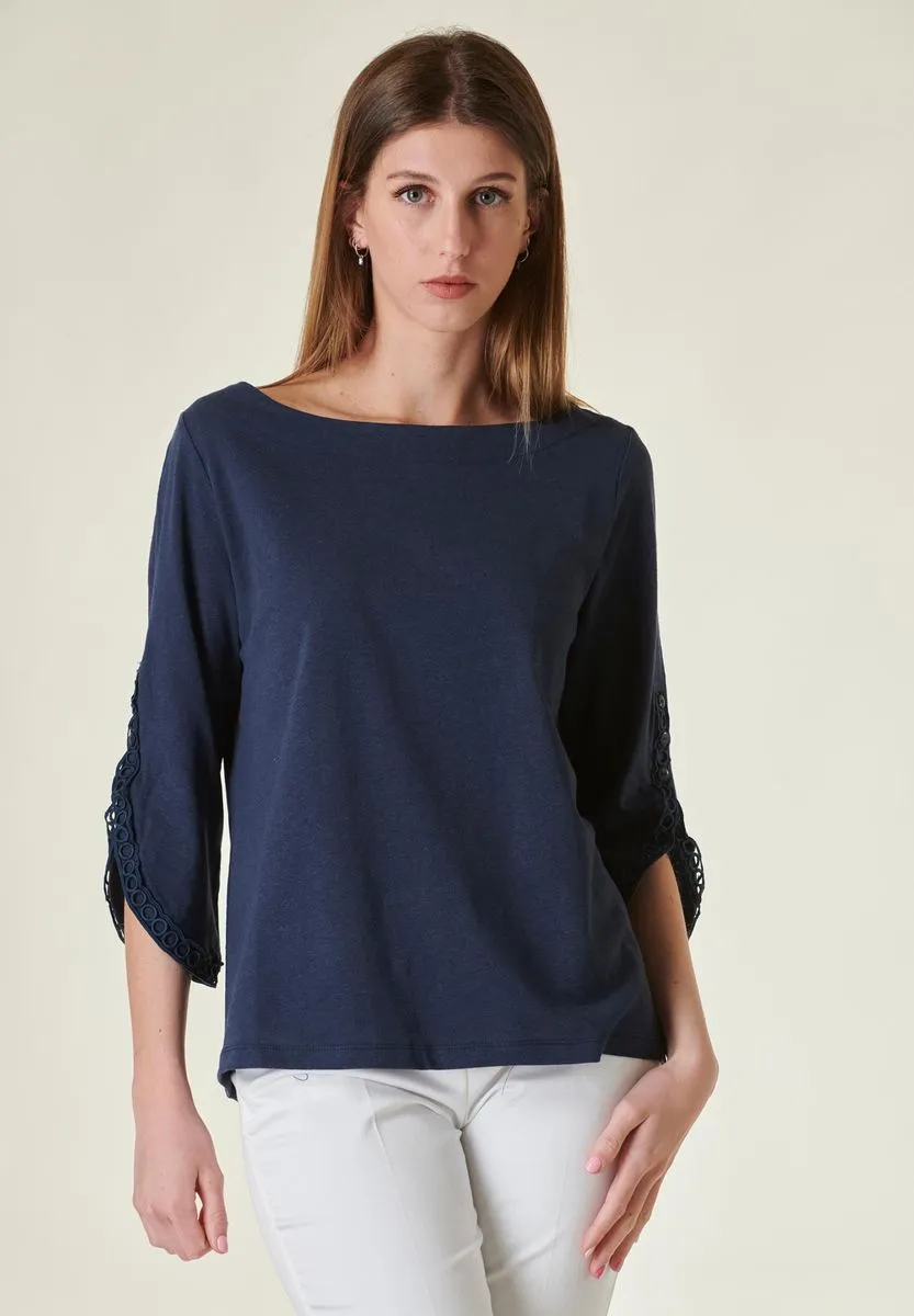 T-shirt blu pizzo su maniche stondate