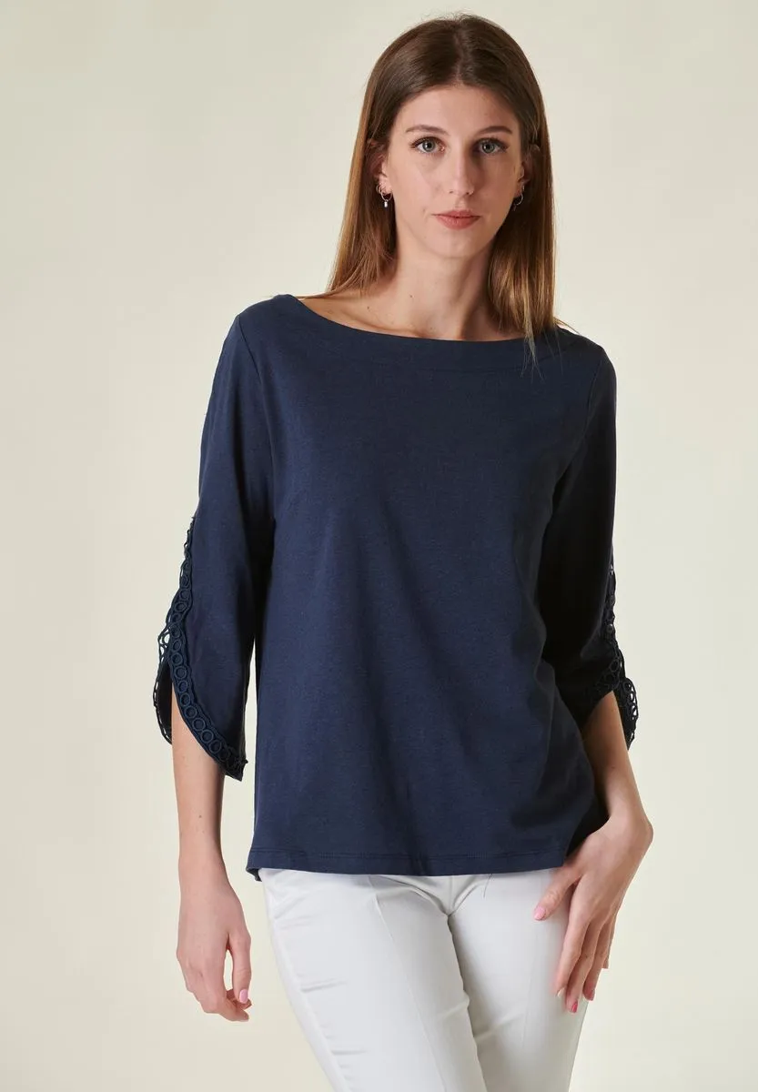 T-shirt blu pizzo su maniche stondate